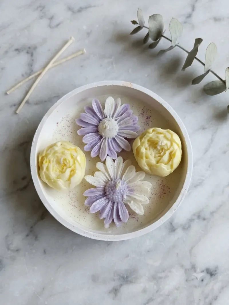 Daisy flower candle