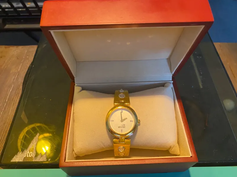 Montre love moschino