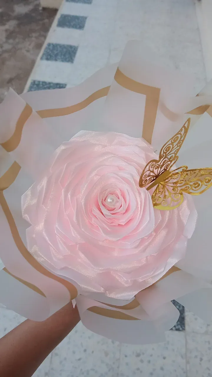 Hand made et des bouquets de fleurs en satin