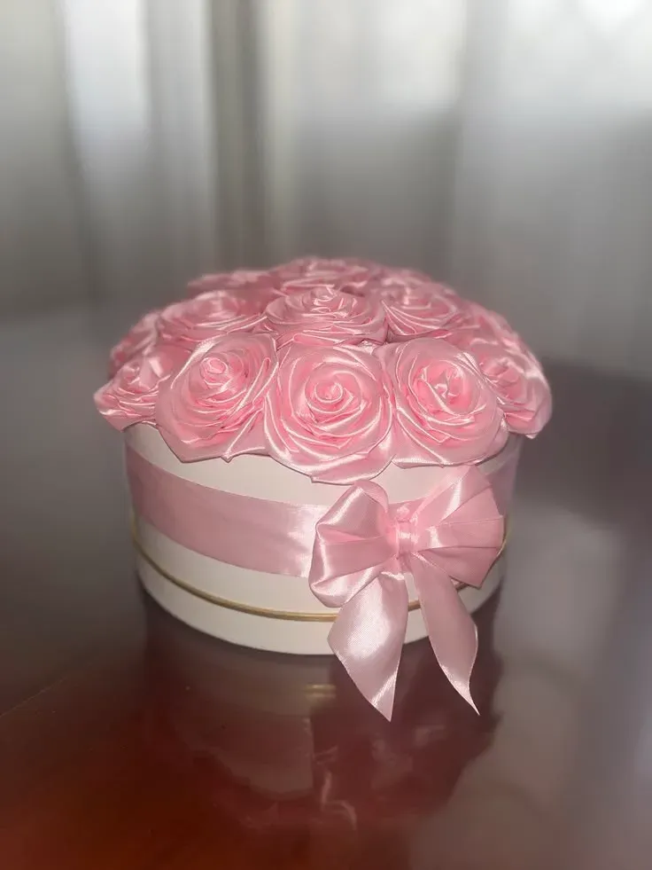 Hand made et des bouquets de fleurs en satin