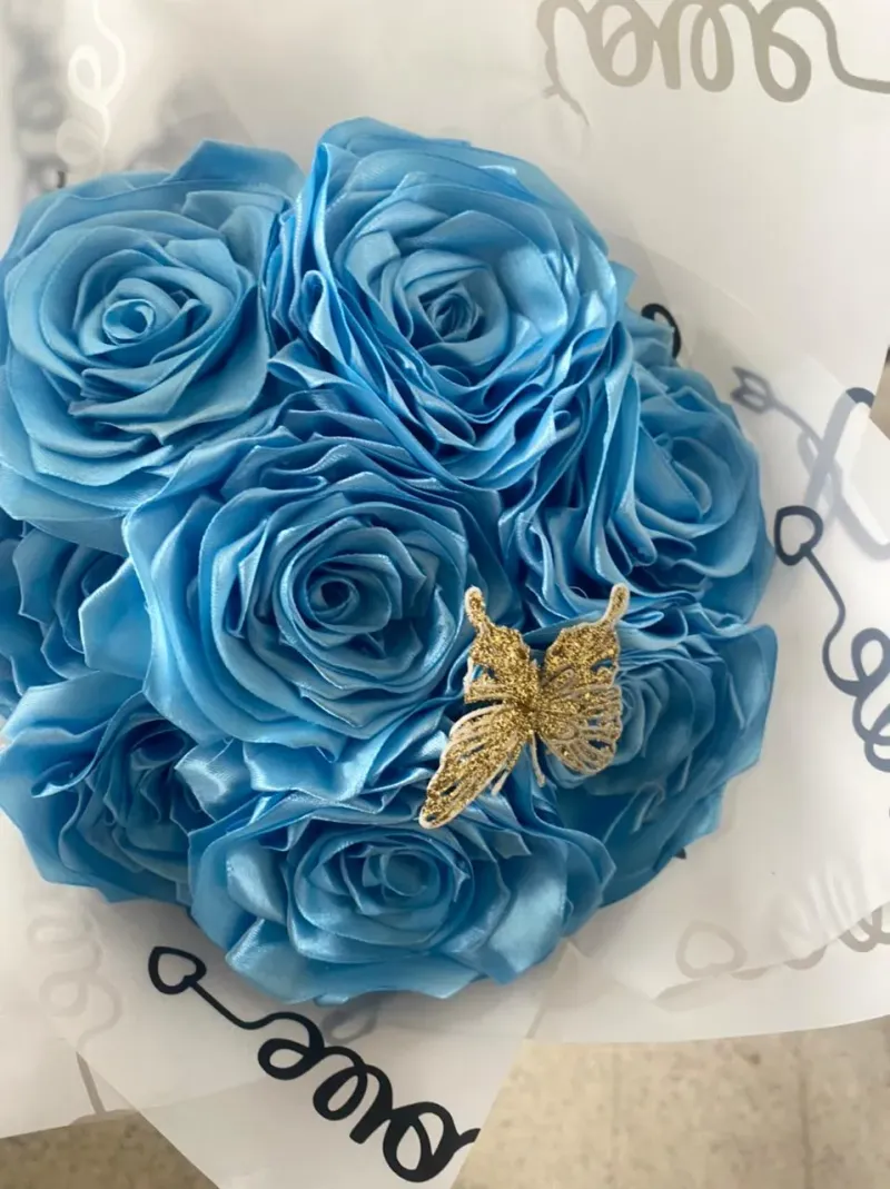 Hand made et des bouquets de fleurs en satin