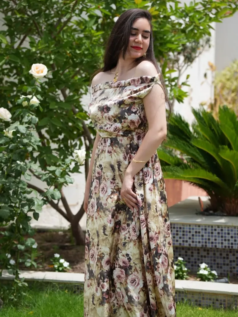 La robe satin fleuri