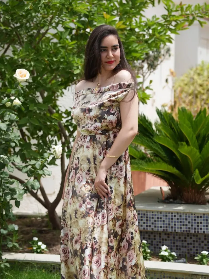 La robe satin fleuri