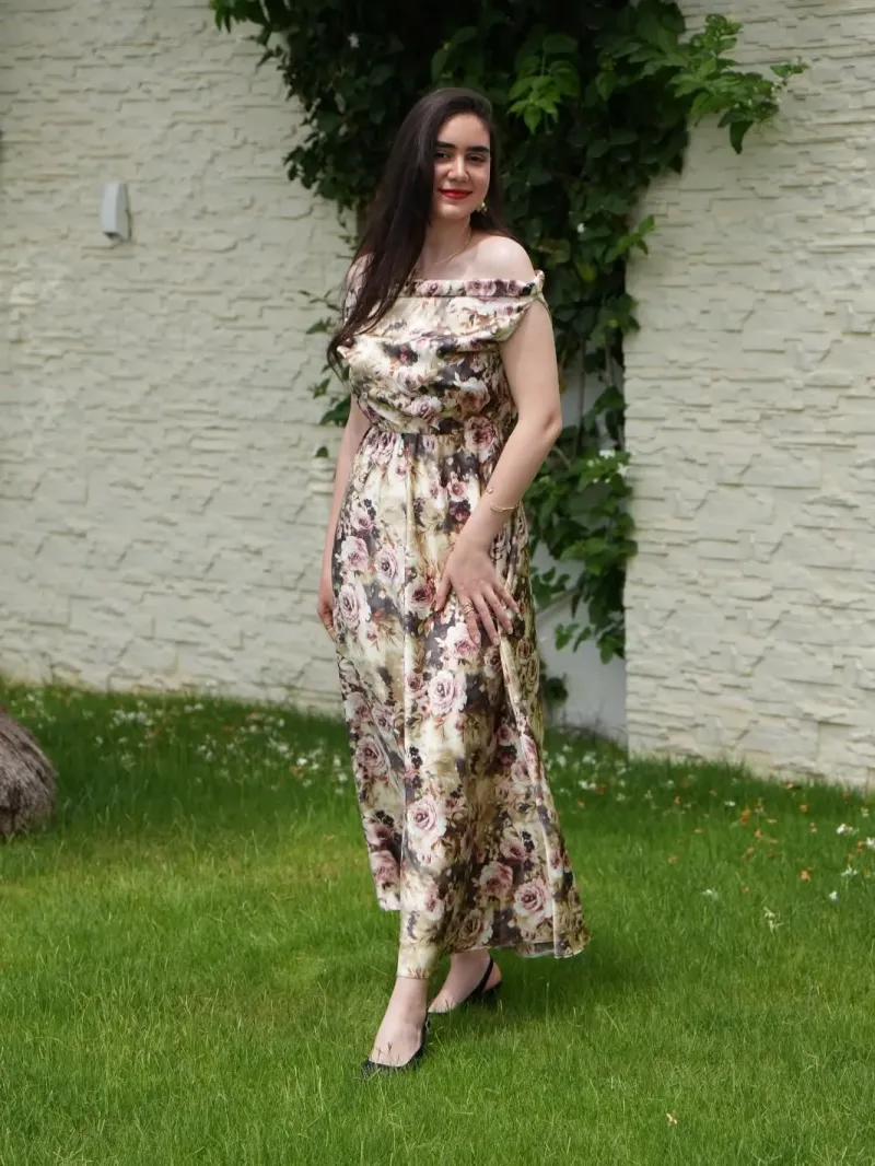 La robe satin fleuri