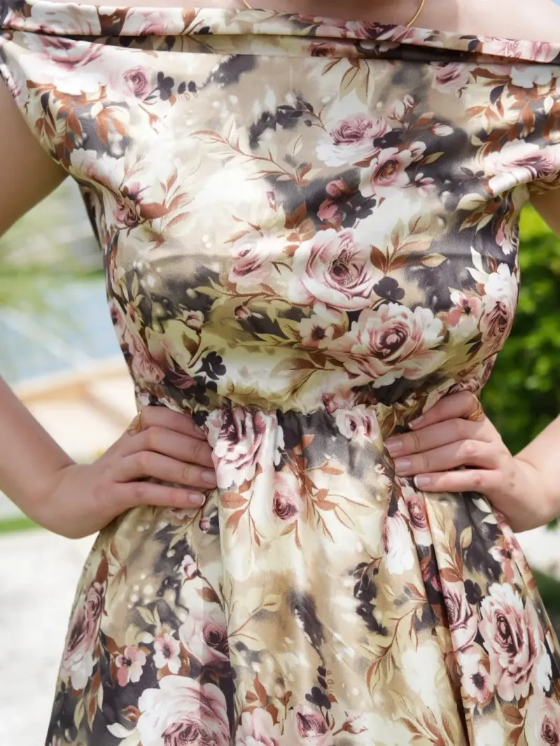 La robe satin fleuri