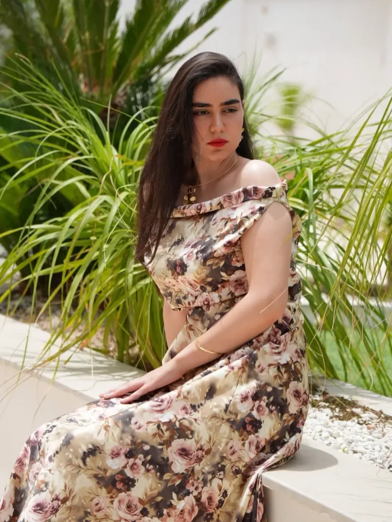 La robe satin fleuri