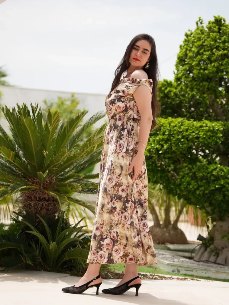 La robe satin fleuri