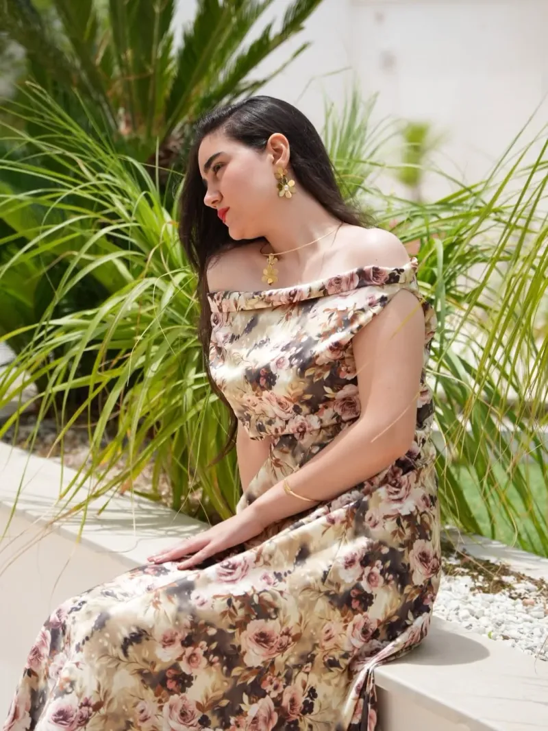 La robe satin fleuri
