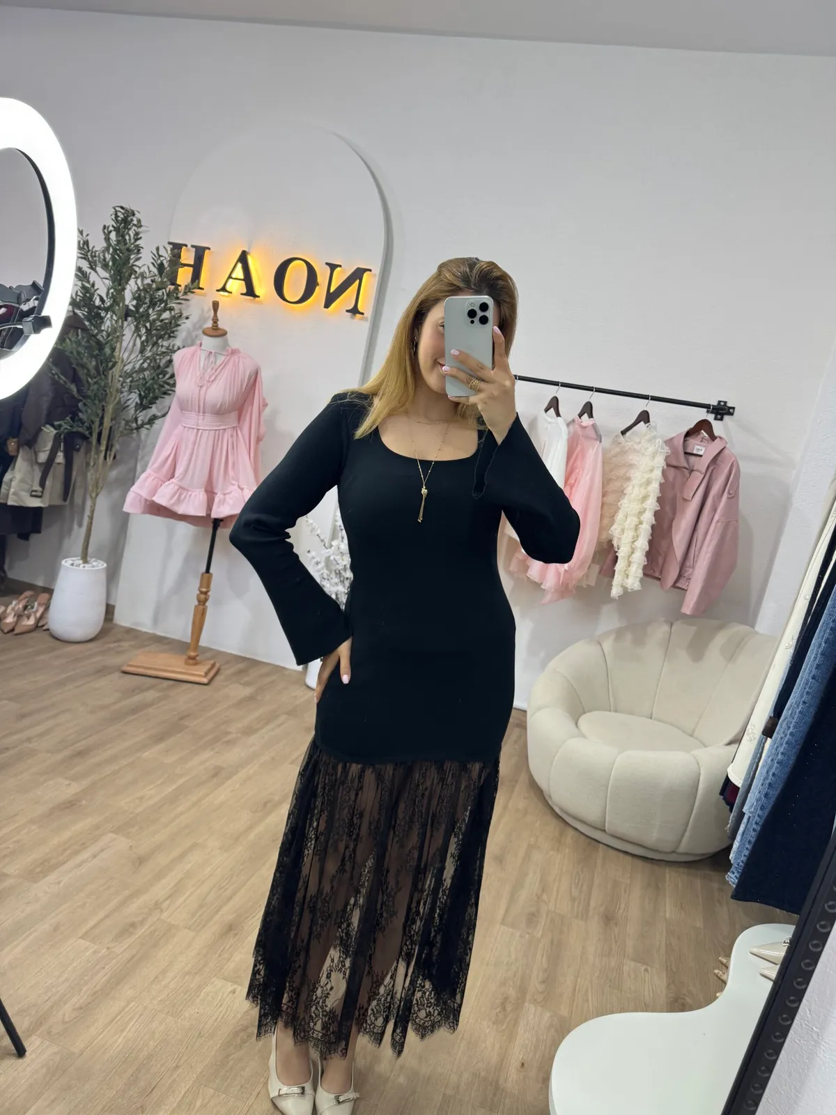 Robe Noire Dentelle Élégance