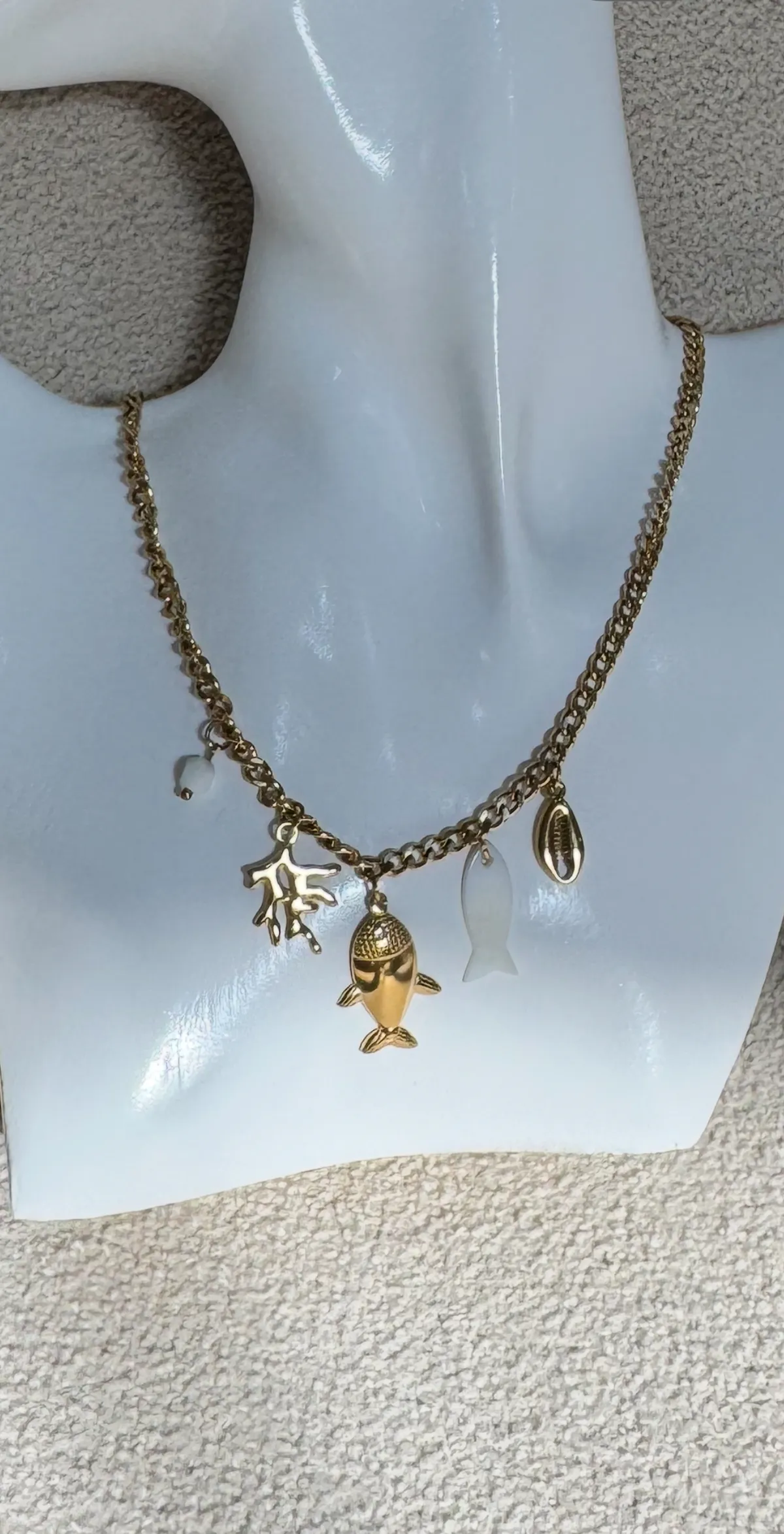 Collier Hwita