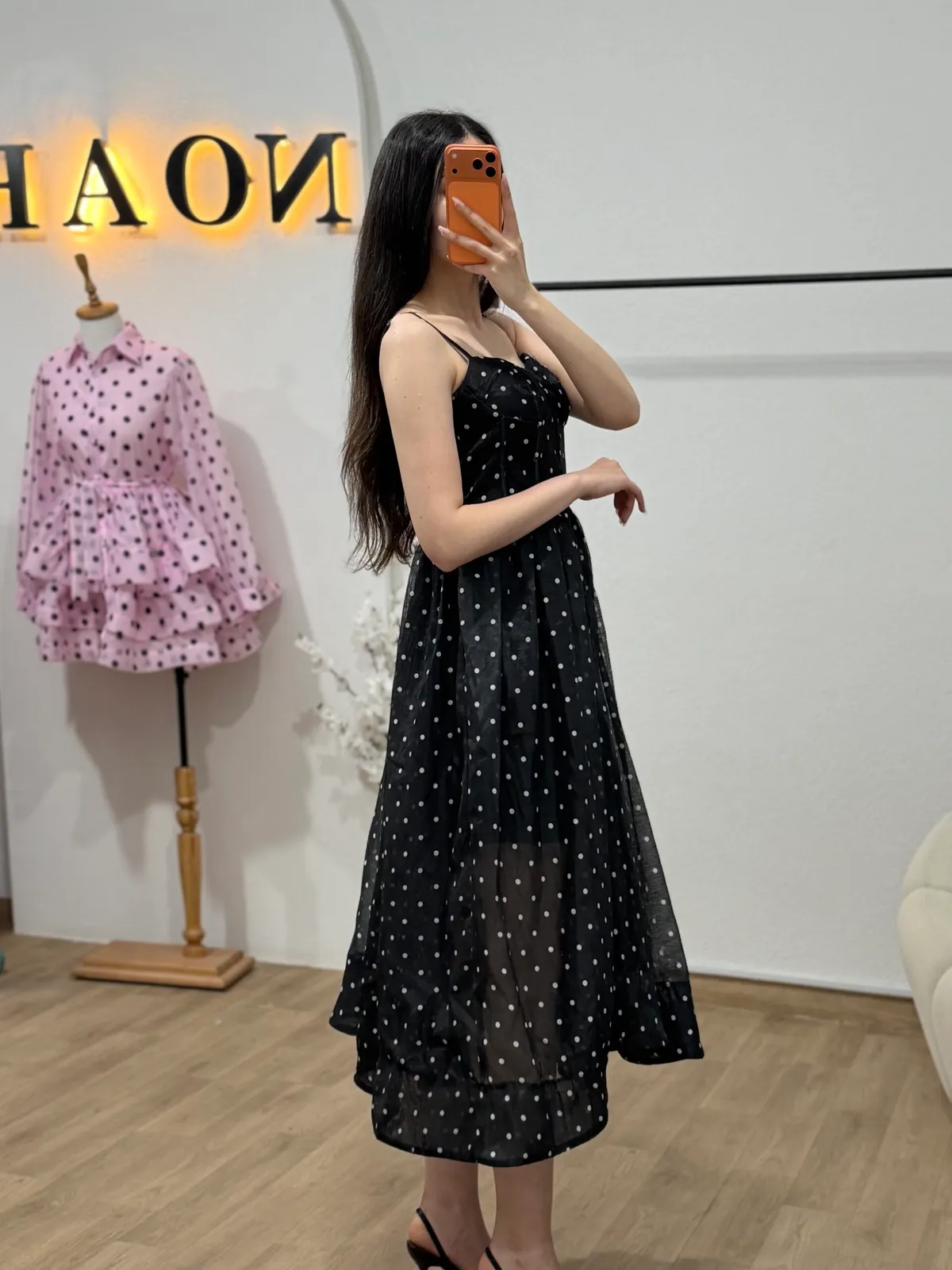 Robe Noire à Pois